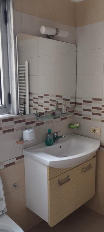 Jepet me qera 3+2 private mobiluar 600 eu  te Hoxha Tasim