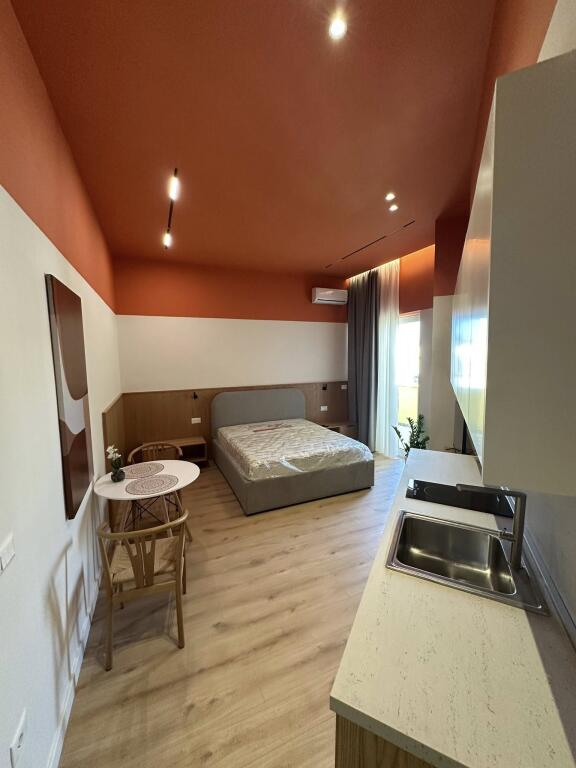 Apart-Hotel modern në shitje me 5 studio të ndara, ideal për turizëm dhe investim afatgjatë.