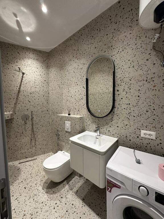 Apart-Hotel modern në shitje me 5 studio të ndara, ideal për turizëm dhe investim afatgjatë.