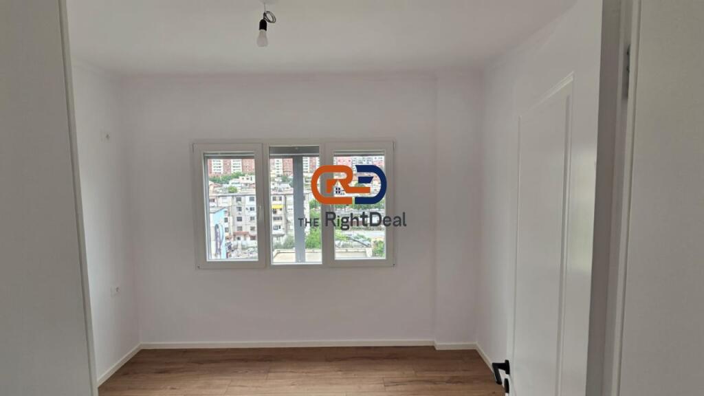 Tek Pallati Me Shigjeta, Shitet Apartament 1+1, Me Orientim Perfekt!!