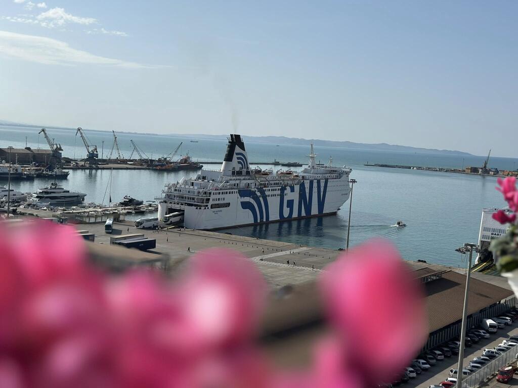 Apart-Hotel modern në shitje me 5 studio të ndara, ideal për turizëm dhe investim afatgjatë.