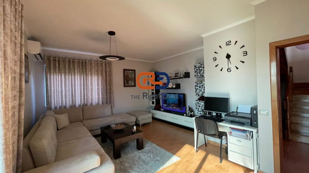 Vicino a Nova Home, Vendesi Villa su 2 Piani, Con Spazi Ampi!!