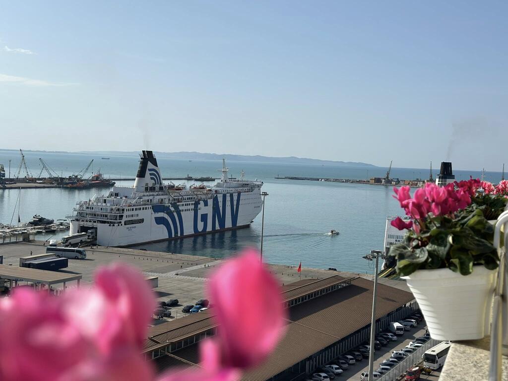 Apart-Hotel modern në shitje me 5 studio të ndara, ideal për turizëm dhe investim afatgjatë.