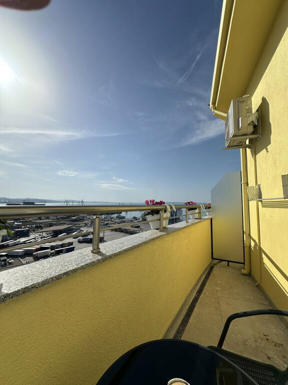 Apart-Hotel modern në shitje me 5 studio të ndara, ideal për turizëm dhe investim afatgjatë.