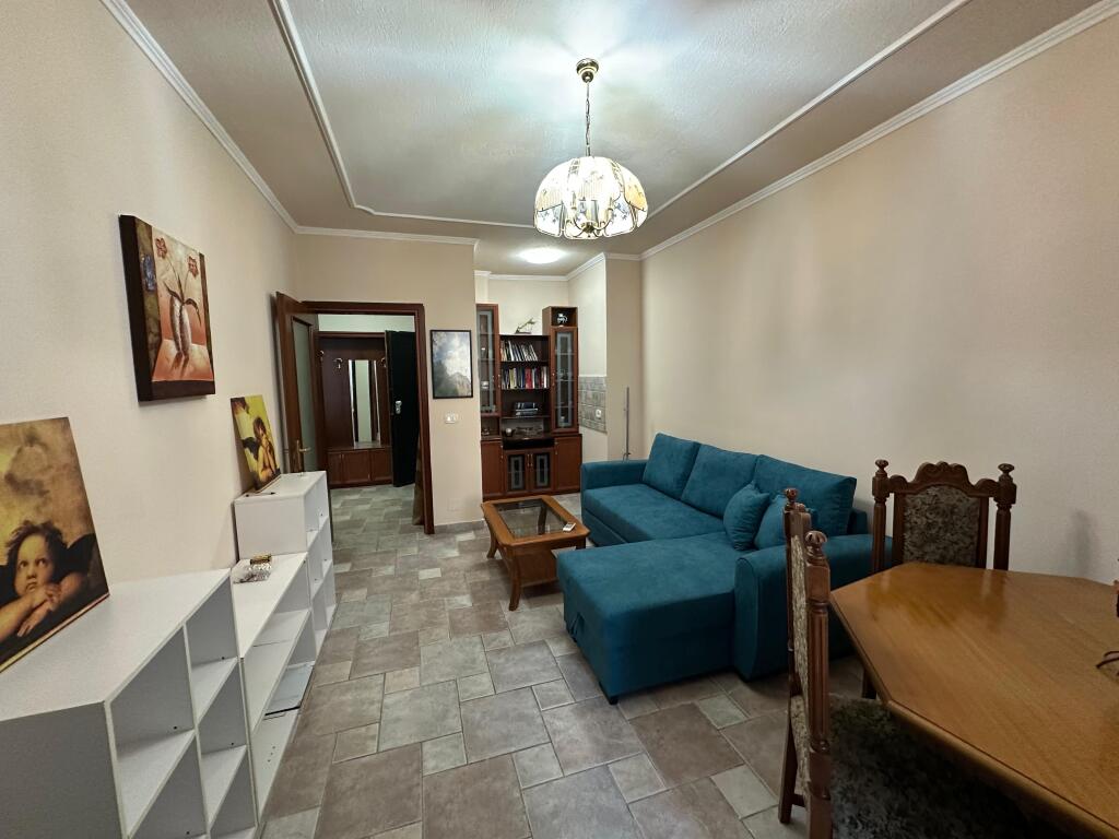 🏡 Appartamento 1+1 in affitto 📍 Vicino all'ex Esposizione 🛋️ Arredato 🏢 3° piano, palazzo con ascensore  💰 Prezzo: 50.000 lek/mese  📞 P