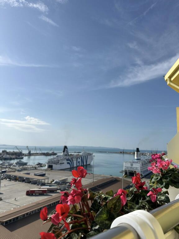 Apart-Hotel modern në shitje me 5 studio të ndara, ideal për turizëm dhe investim afatgjatë.