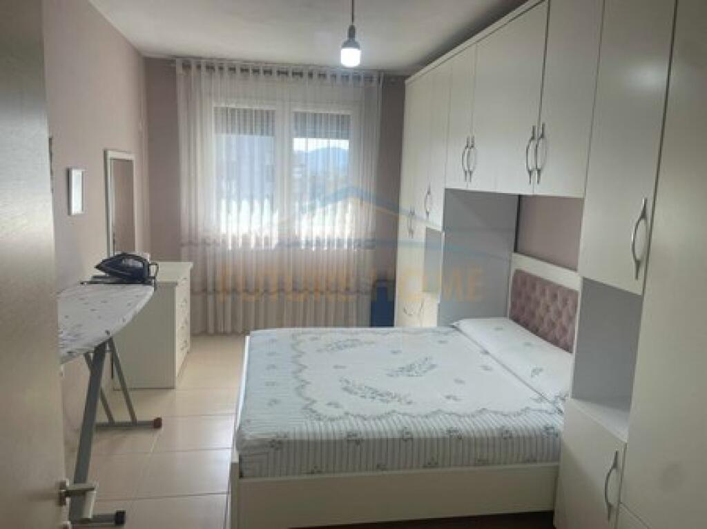Shitet , Apartament 2+1 me Ballkon në Yzberisht, Rruga Besim Alla