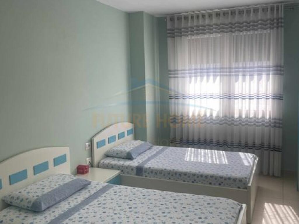 Shitet , Apartament 2+1 me Ballkon në Yzberisht, Rruga Besim Alla