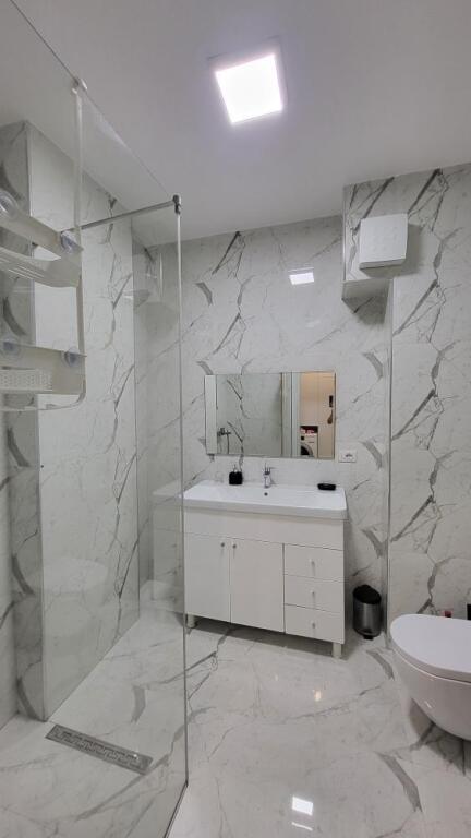Appartamento moderno con 2 camere da letto vicino allo Zoo – 550 €/mese