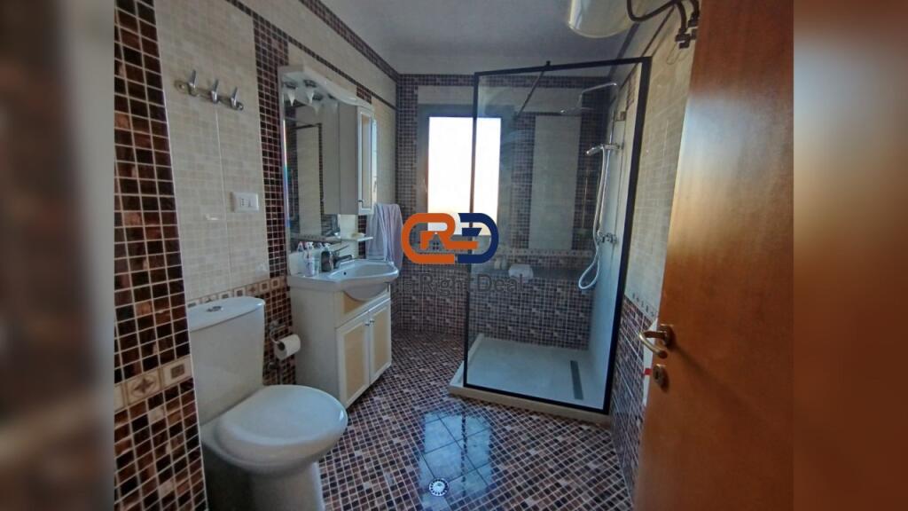 Tek Zogu I Zi, Jepet Me Qira Apartament 2+1+2, Me Lokacion Ideal!!!