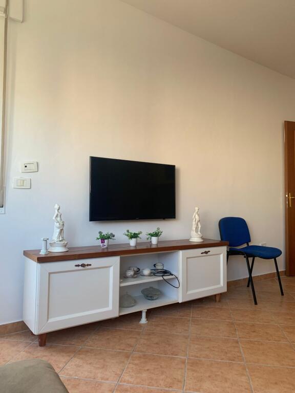 Appartamento in affitto 1+1 presso Komuna e Parisit