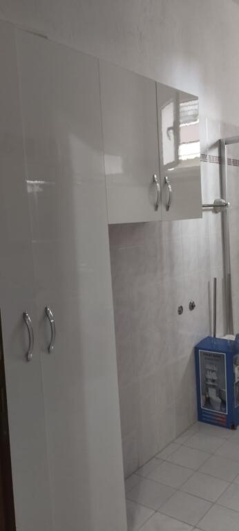 Jepet me qera 3+2 private mobiluar 600 eu  te Hoxha Tasim