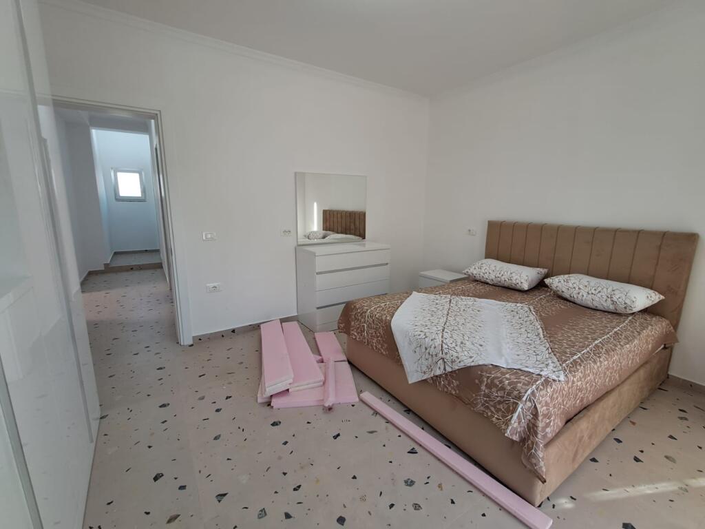 VENDESI O AFFITTASI APPARTAMENTO 3+1+2 – PICCOLO MERCATO INDUSTRIALE, DURRËS