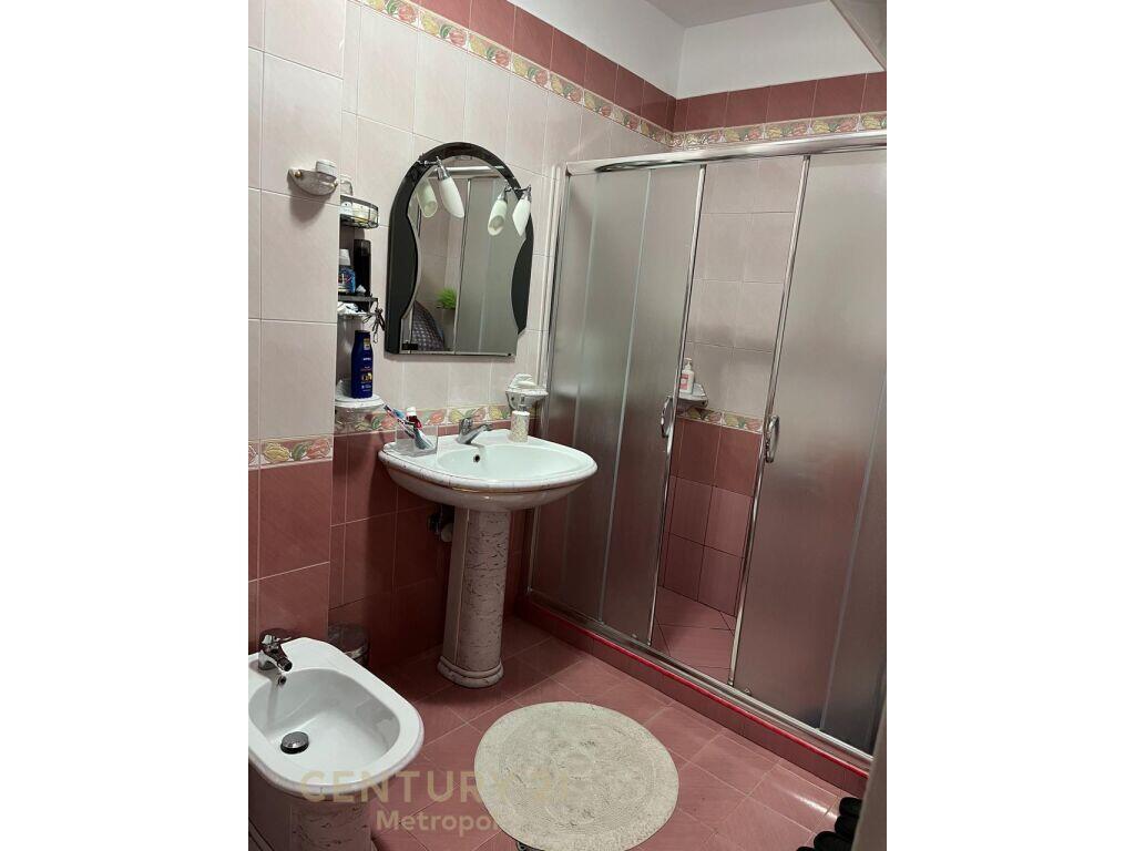 Apartament 2+1 per qira perballe shkolles Deshmoret e Lirise