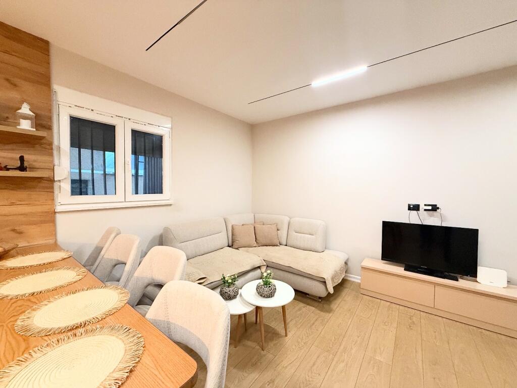 Shesim Apartament 2+1+2 rruga e Dibres prane Shkolles se Bashkuar!