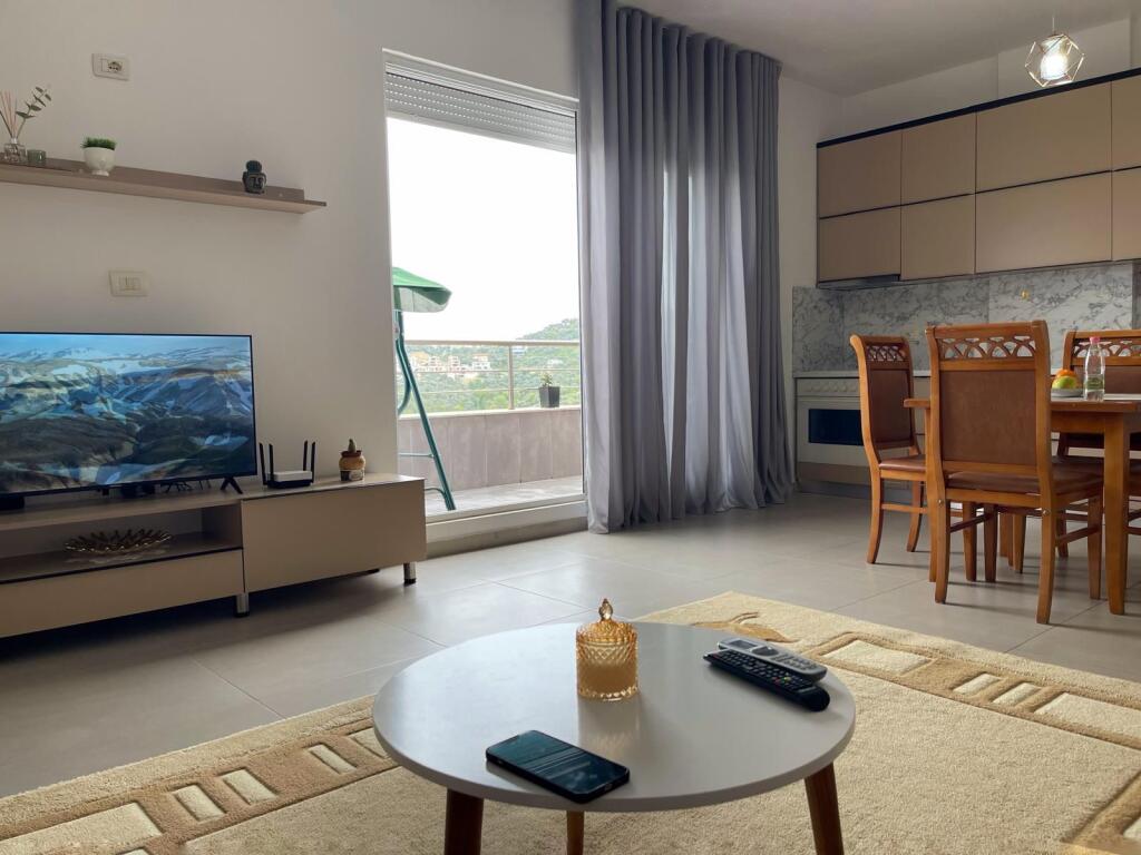 2+1,me verande i mobiluar,te liqeni i thate 800 euro