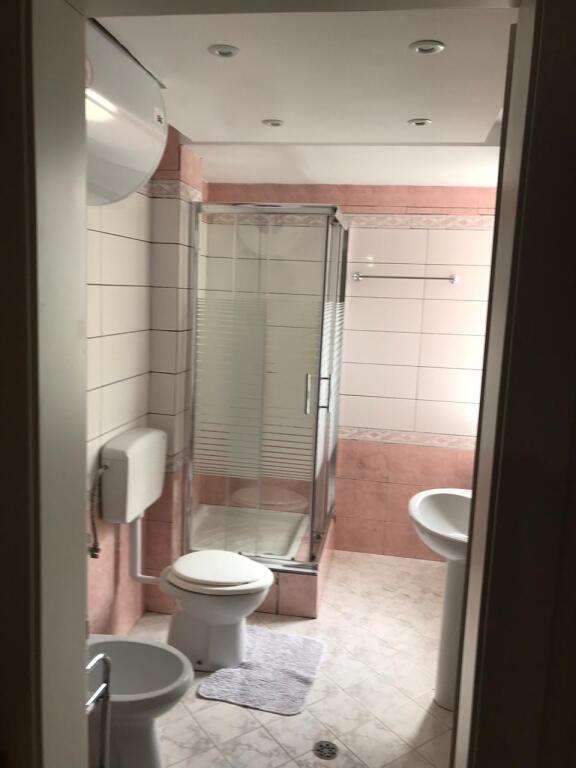 3+1,i mobiluaar te kafe flora rruge e durreesit,cmimi 1100 euro