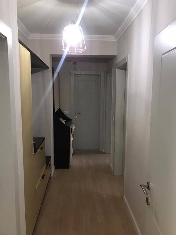 3+1,i mobiluaar te kafe flora rruge e durreesit,cmimi 1100 euro