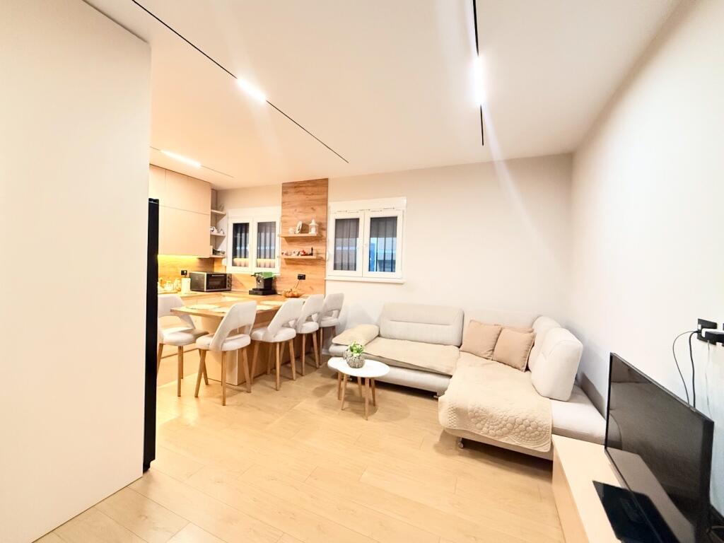 Shesim Apartament 2+1+2 rruga e Dibres prane Shkolles se Bashkuar!