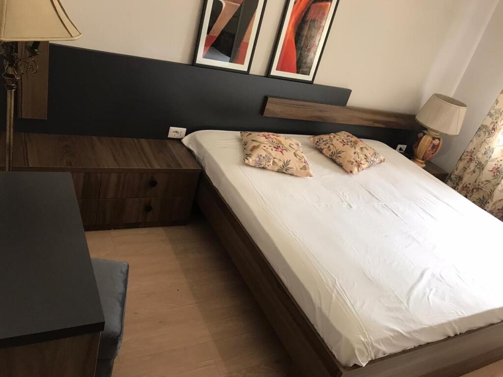 3+1,i mobiluaar te kafe flora rruge e durreesit,cmimi 1100 euro