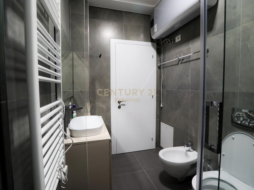 Apartament 2+1+2 + Parkim me Qira prane Toptanit