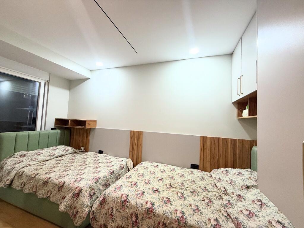 Shesim Apartament 2+1+2 rruga e Dibres prane Shkolles se Bashkuar!