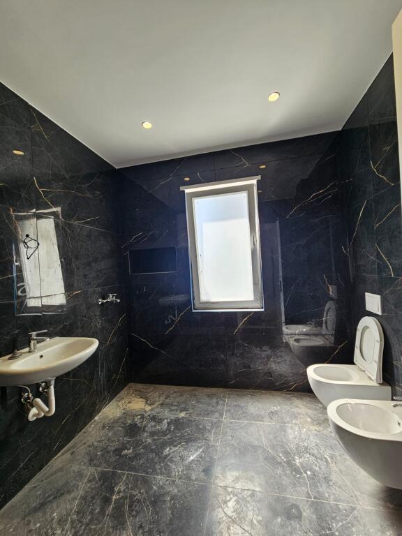 SHITET: *2+1+1wc &amp; 2 Ballkon* *(📍UNIVERS CITY) ,* 100m² -- *Çmimi 125,000 Euro*