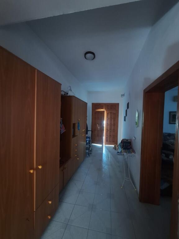Appartamento 1+1 in affitto Via Vaid Kormaku, collina del Prete, valore 40.000 lek