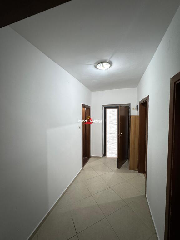 Ambient Komercial/ZYRE me qera Ne Zonen e Pazarit te Ri, prane “Lincoln Center” – Tirane (ID 42611352)