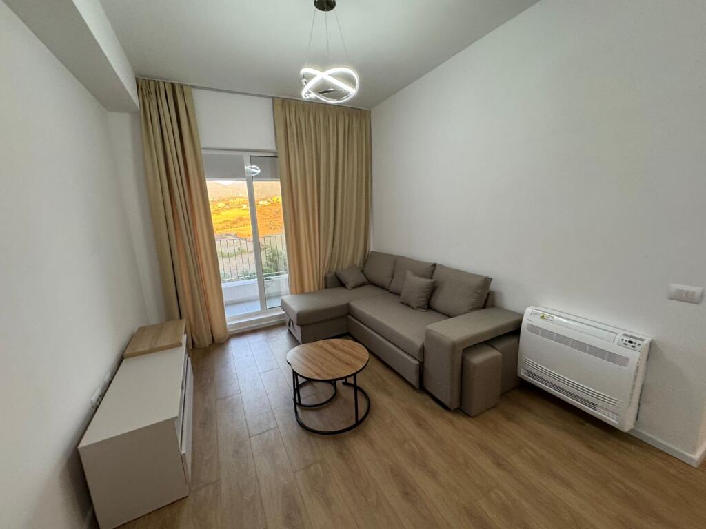 Jepet me qera Apartament 2+1  Adresa : Ali Demi Kompleksi Kaimi  Kati 7  E mobiluar dhe pabanuar me pare  Cmimi 50,000 lek ne muaj