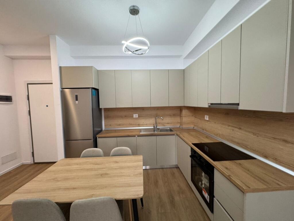 Jepet me qera Apartament 2+1  Adresa : Ali Demi Kompleksi Kaimi  Kati 7  E mobiluar dhe pabanuar me pare  Cmimi 50,000 lek ne muaj