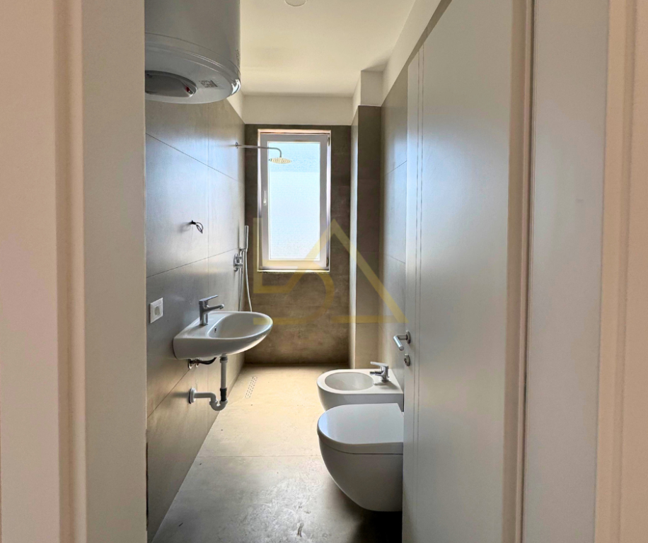 Shitet Apartament në Golem
