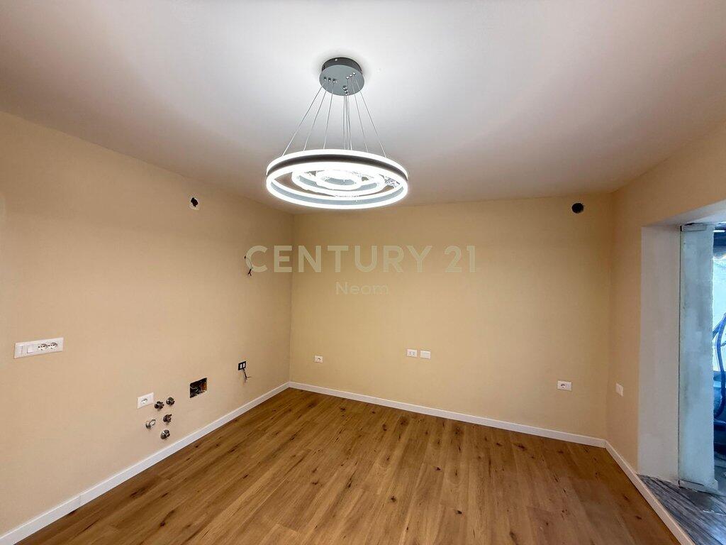 Appartamento 1+1 con Veranda in Vendita – Kombinat, Via “Fabrika e Qelqit”