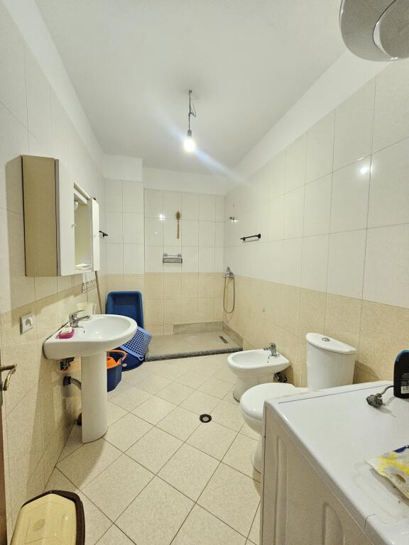 Jepet me qira apartament 1+1  - Kati 3 - pallat i ri "rruga Riza Cerova" Tiranë