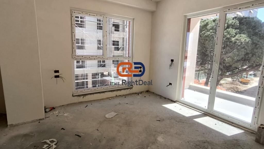 In Lapraka, At Aura Complex, Apartment 2+1 For Sale With Lots Of Light !!!