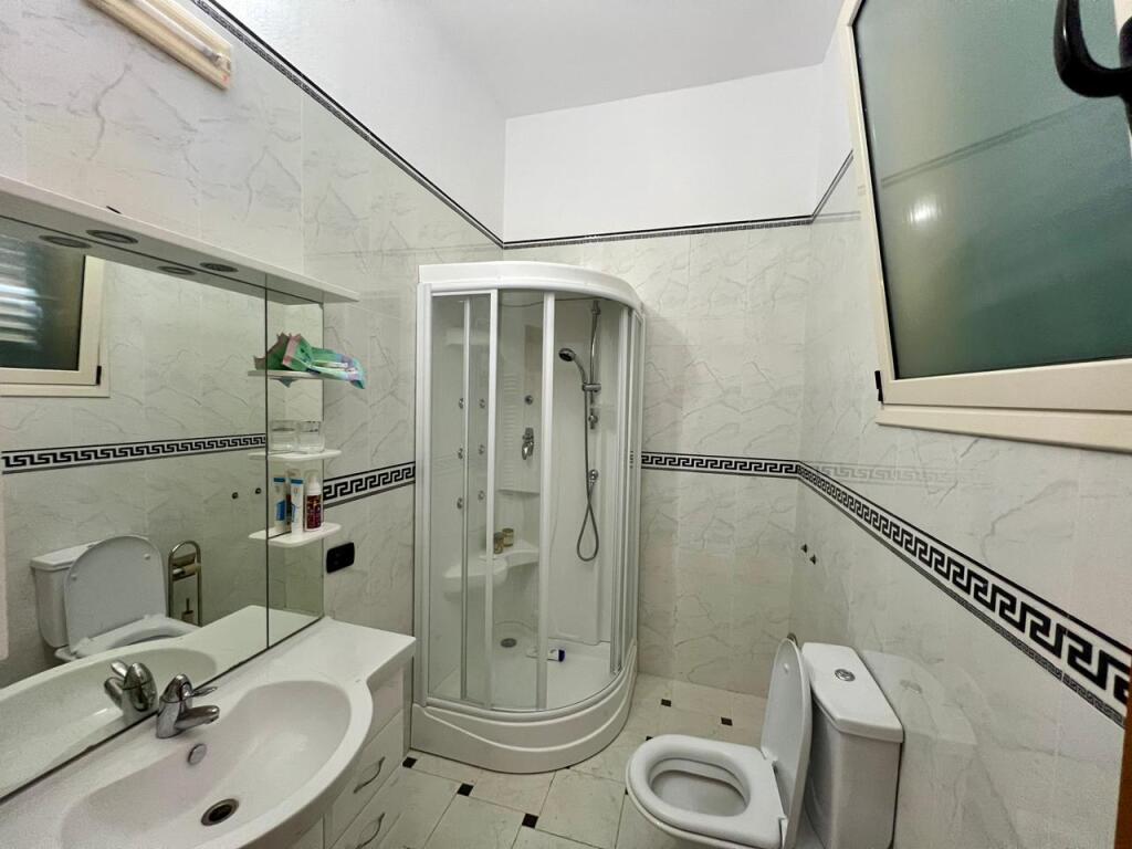 Shitet Vilë 3-Katëshe, pranë Lungomare, Vlorë.