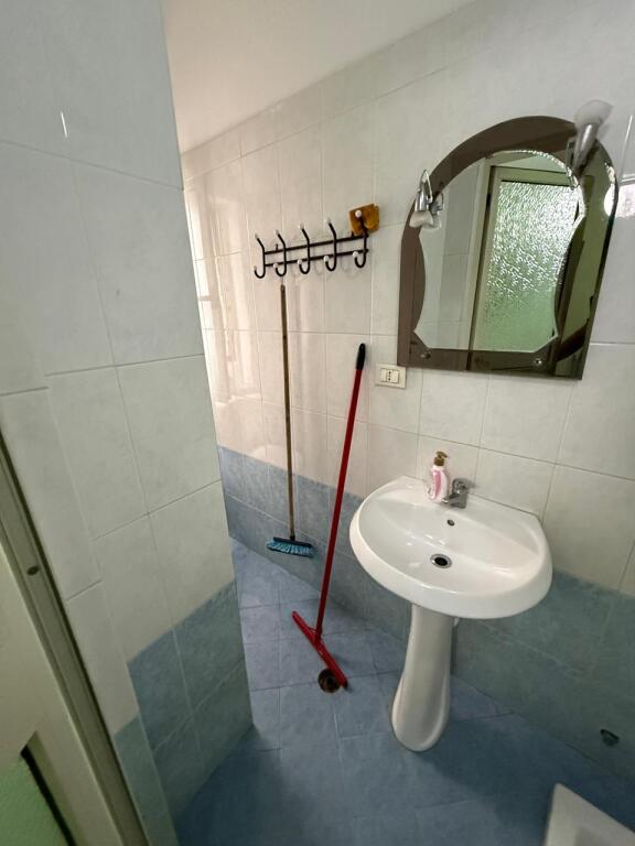 JEPET ME QIRA GARSONIERE NE PLAZH 130 EURO