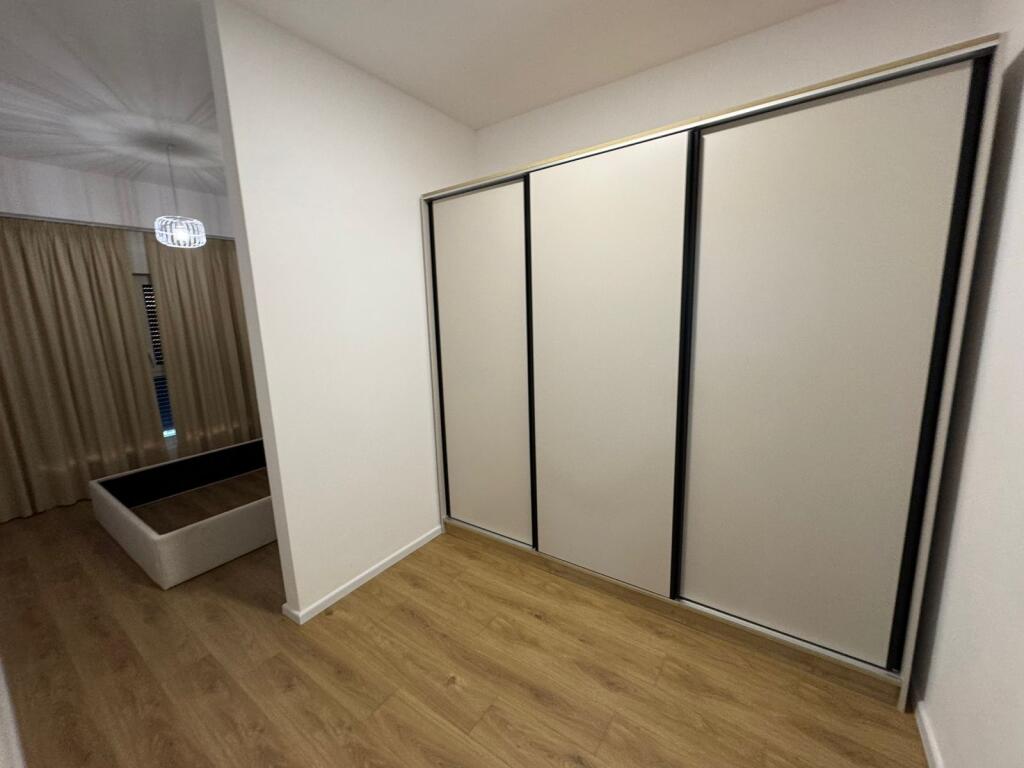 Jepet me qera Apartament 2+1  Adresa : Ali Demi Kompleksi Kaimi  Kati 7  E mobiluar dhe pabanuar me pare  Cmimi 50,000 lek ne muaj