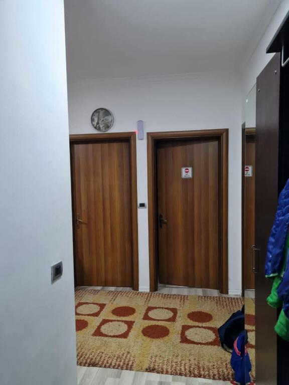 KOPSHTI BOTANIK,  shesim apartament: 1+1 te adoptuar ne 2+1