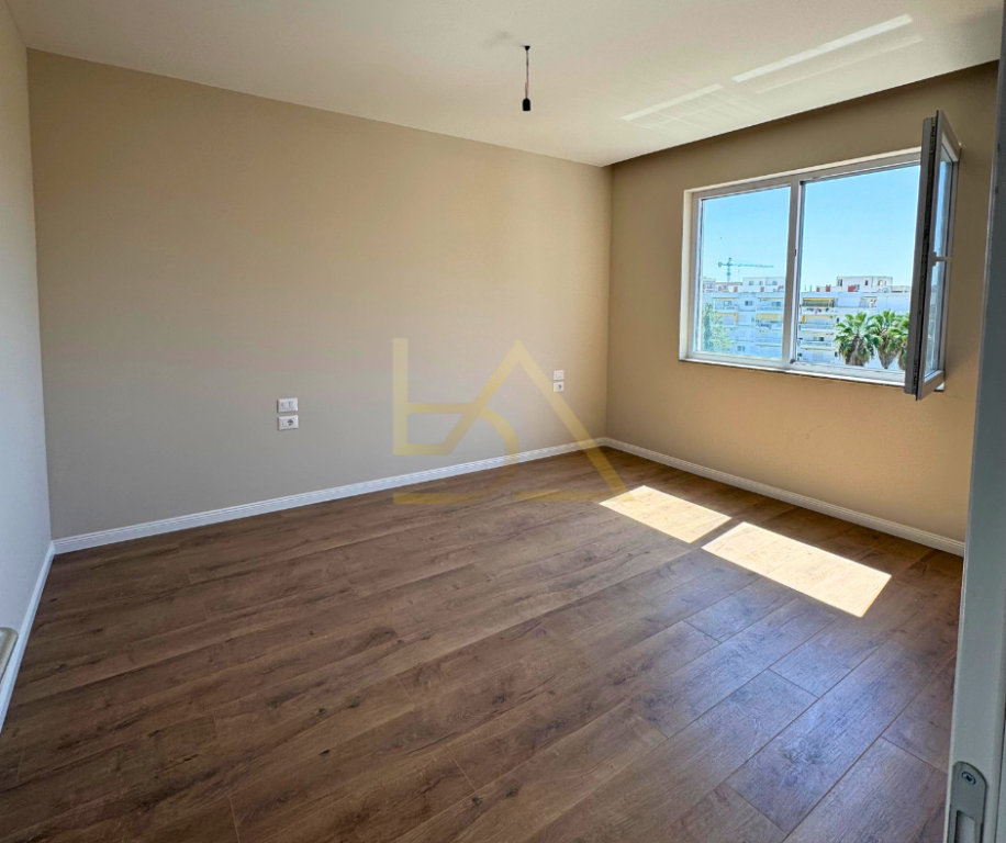 Shitet Apartament në Golem