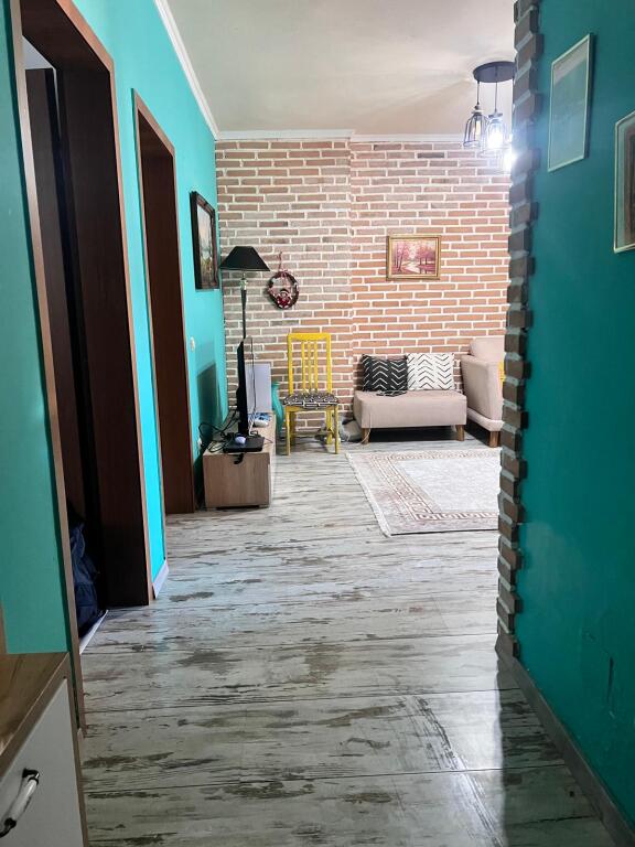 Komuna e parisit, tek German Computers jepet 2+1 100 m2 e mobiluar totalisht