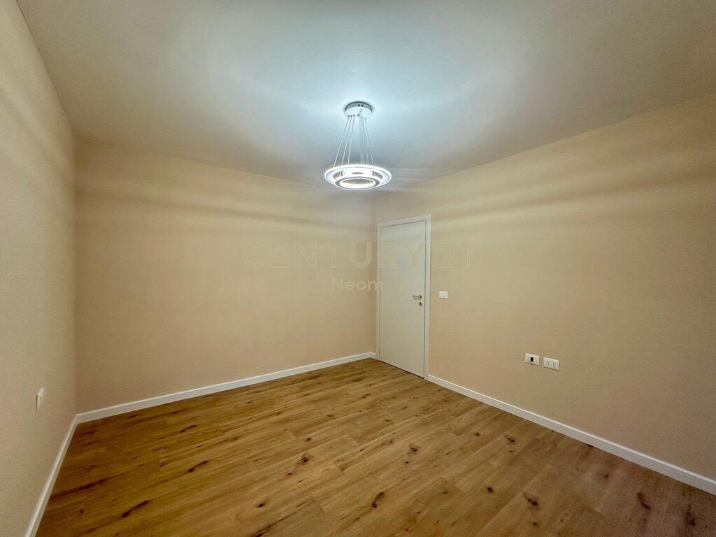 Appartamento 1+1 con Veranda in Vendita – Kombinat, Via “Fabrika e Qelqit”