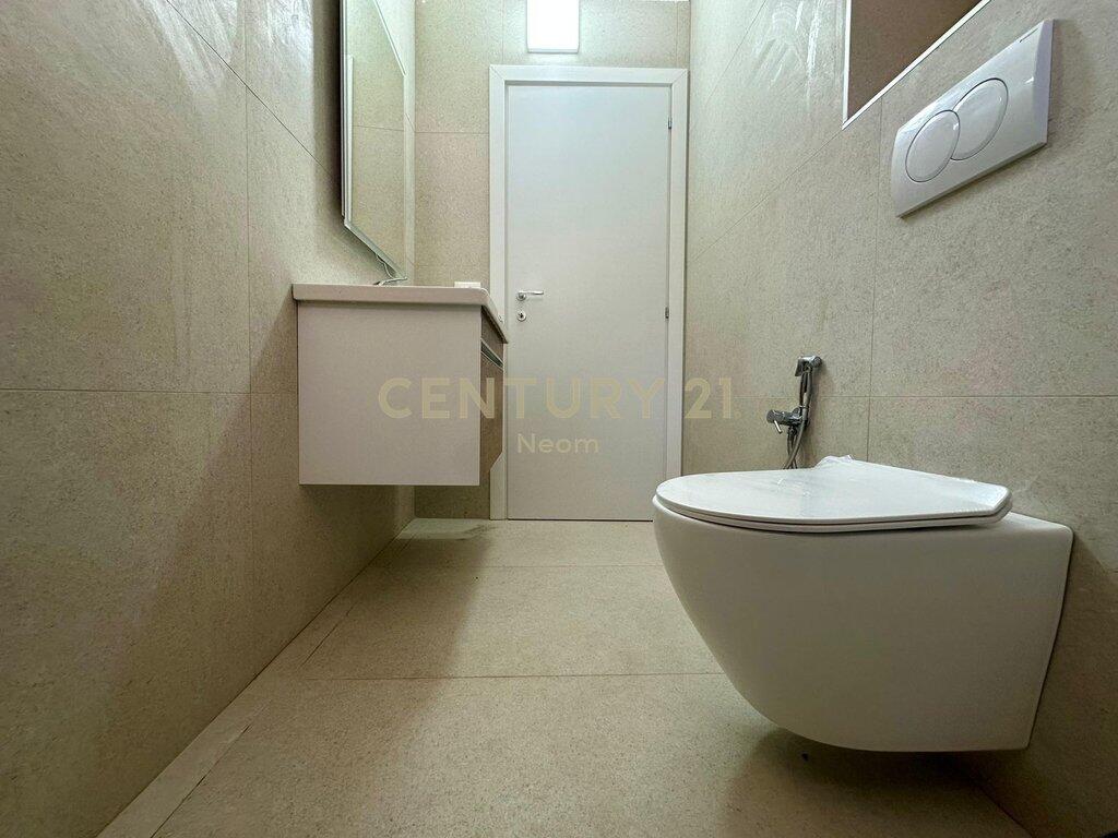 Appartamento 1+1 con Veranda in Vendita – Kombinat, Via “Fabrika e Qelqit”
