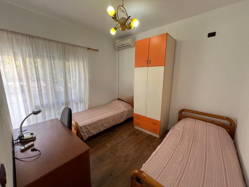 JEPET ME QIRA APARTAMENT PRANE KOMISARIATIT NR.3 RRUGA MINE PEZA 700 € /Muaj