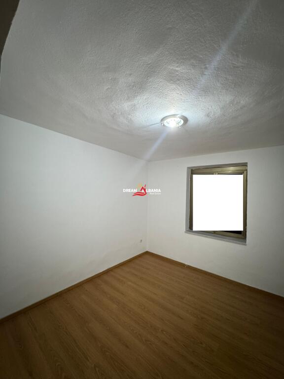 Ambient Komercial/ZYRE me qera Ne Zonen e Pazarit te Ri, prane “Lincoln Center” – Tirane (ID 42611352)