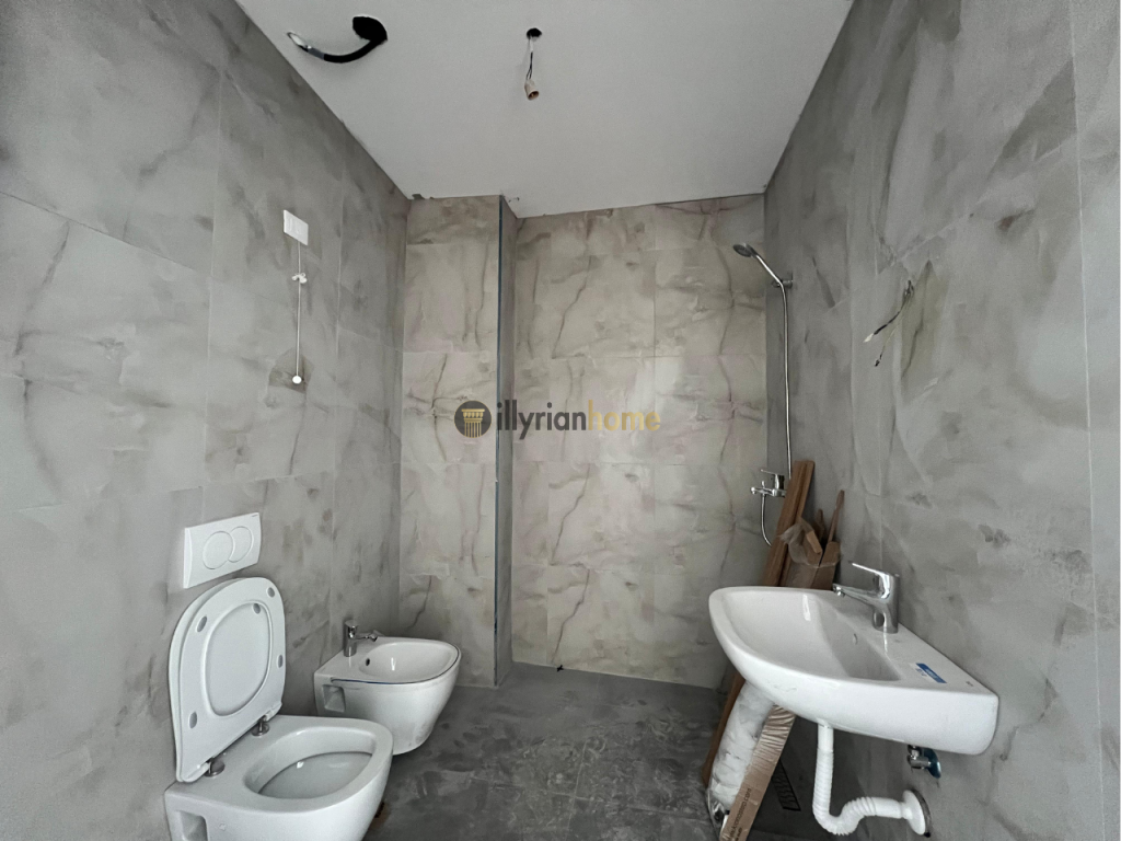 Shitet Apartament Ekskluziv 2+1+2 Tualete + Post Parkimi, ”Lake View Residence” Tiranë.