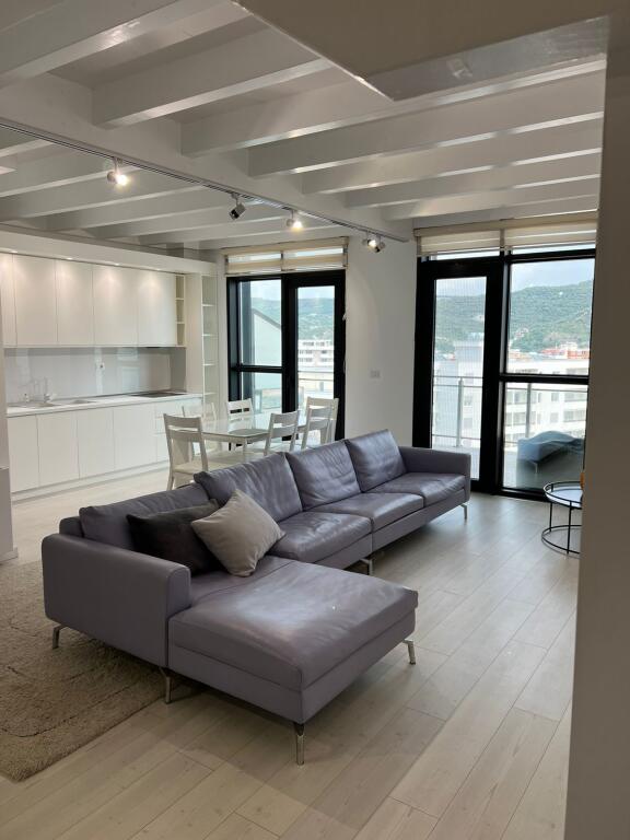 Penthouse Per Qera Ne Lungomare, Vlore
