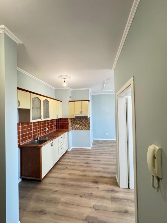 Shitet Apartament 1+1 – Rruga Fortuzi, Tiranë