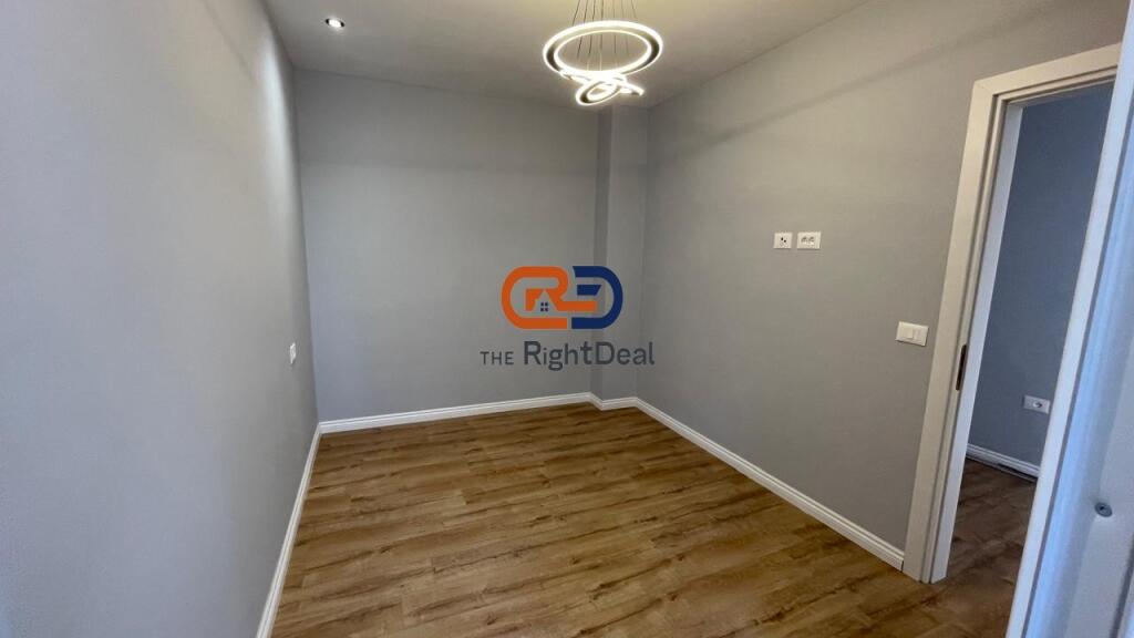 Tek Rruga 5 Maji, Shitet Apartament 1+1 I Investuar!!!