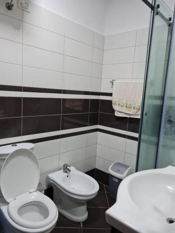 KOPSHTI BOTANIK,  shesim apartament: 1+1 te adoptuar ne 2+1